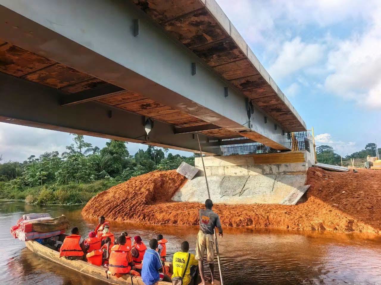Le pont de Toumanguié franchit une étape décisive avec la pose des poutres et du tablier
