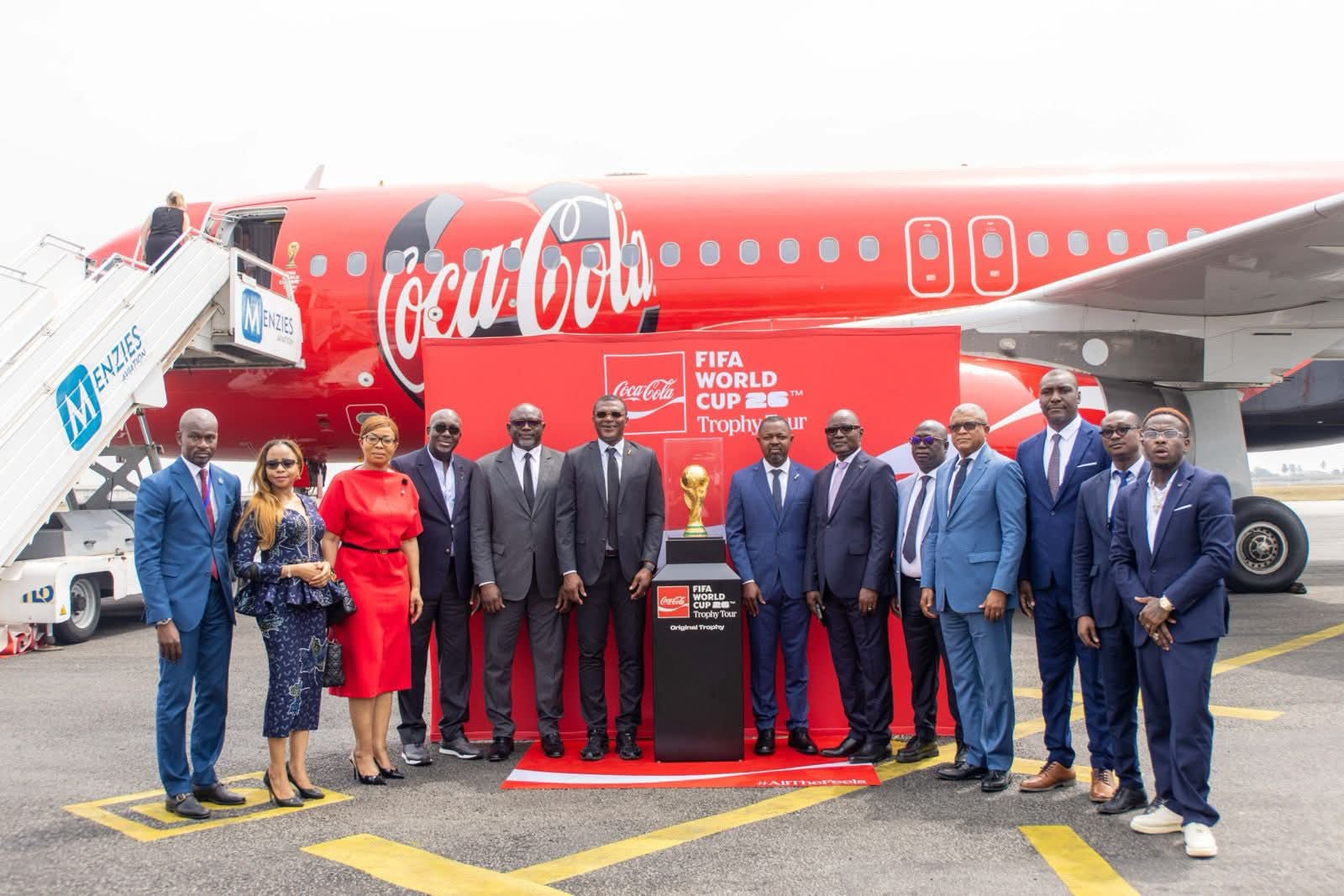 Le trophée de la Coupe du Monde fait vibrer Abidjan à l'approche du Mondial 2026