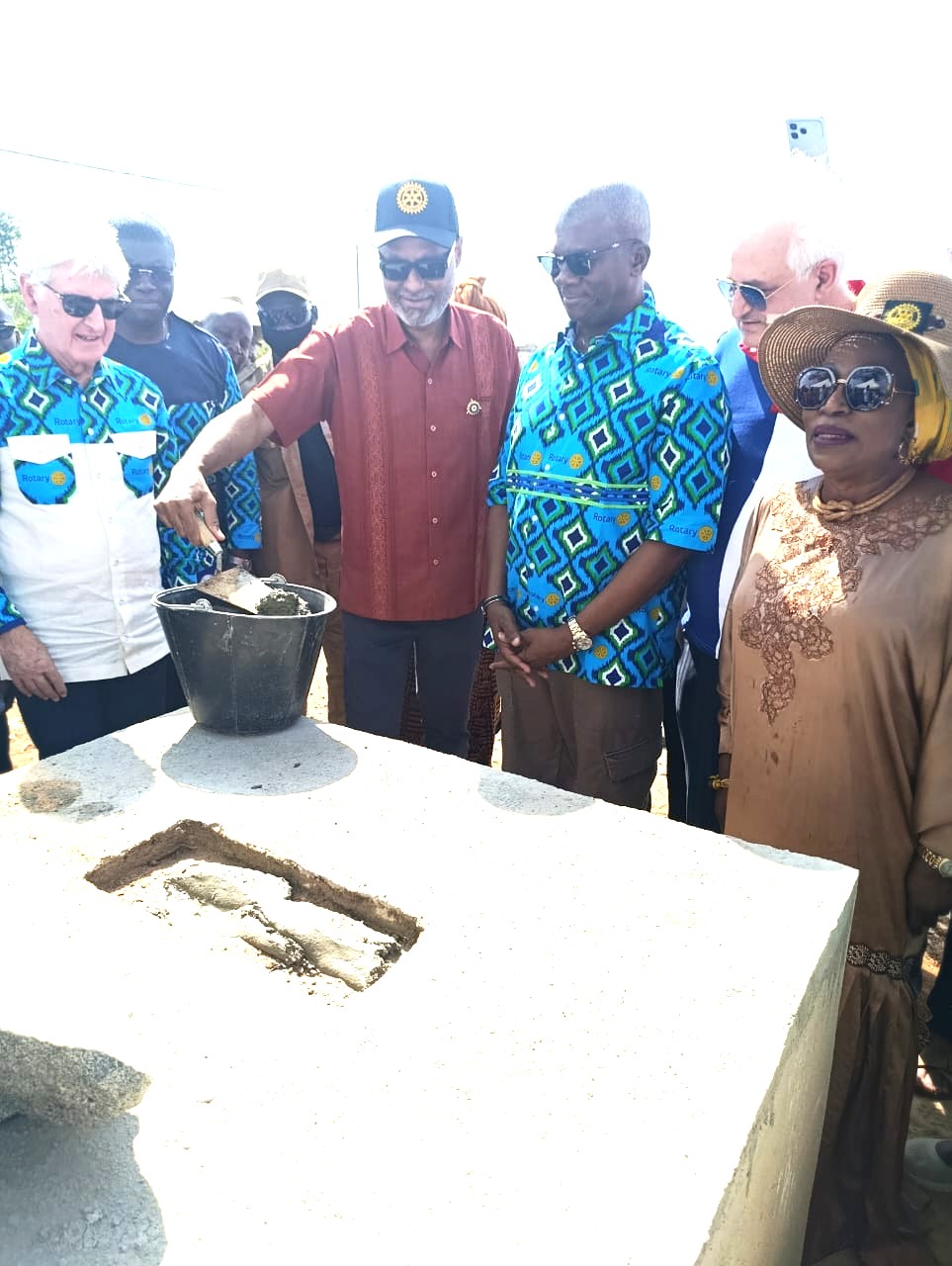 Le Maire de la commune de Yamoussoukro pose la première pierre d'un grand groupe scolaire moderne dans le quartier Morofé-Est