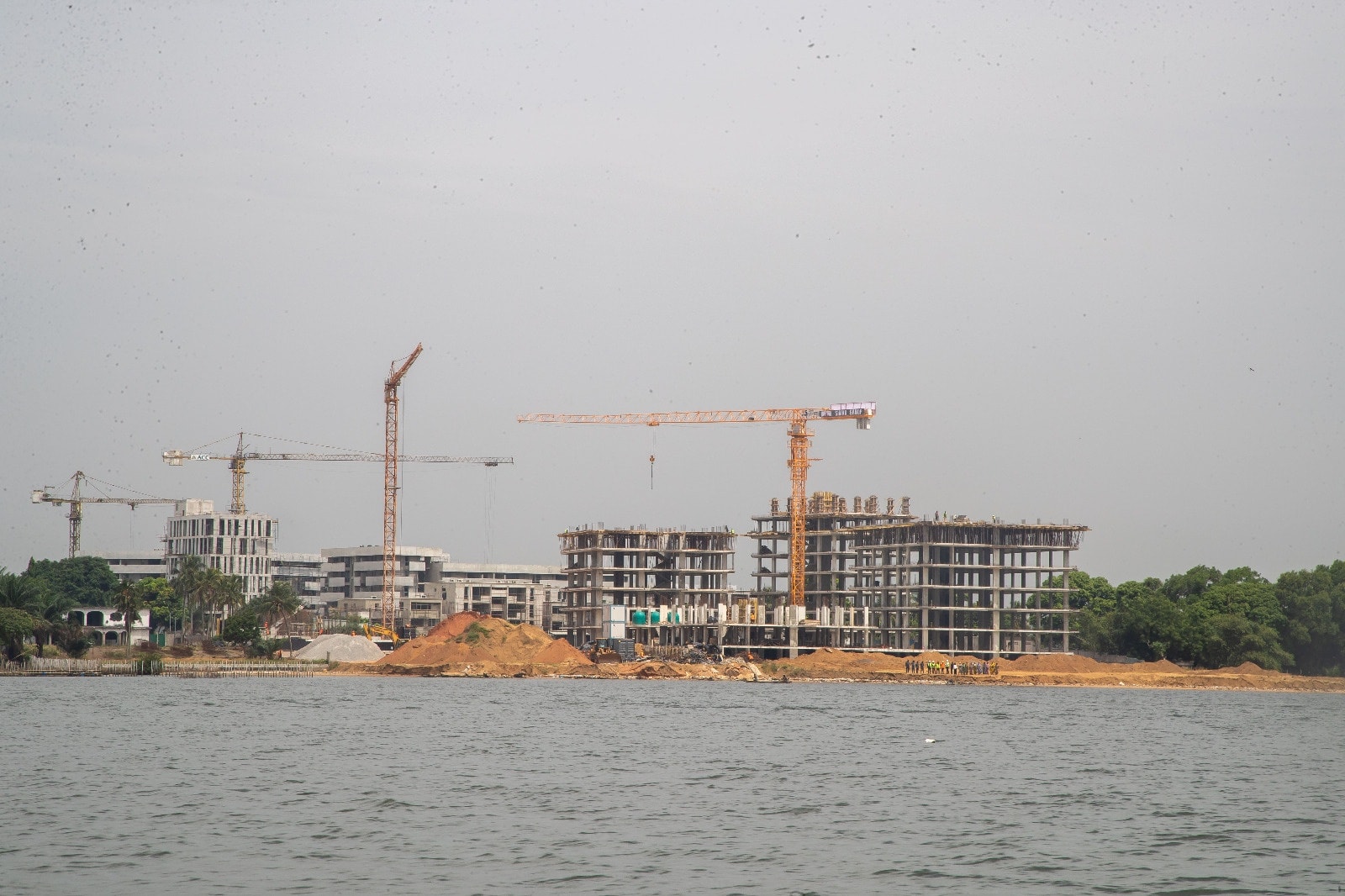 Amadou Koné en mission sur la lagune pour préserver le domaine public maritime contre le remblayage illégal