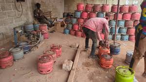 Saisie de près de 1 800 bouteilles de gaz butane lors d’une opération contre le transvasement illégal à Akoupé et Abengourou