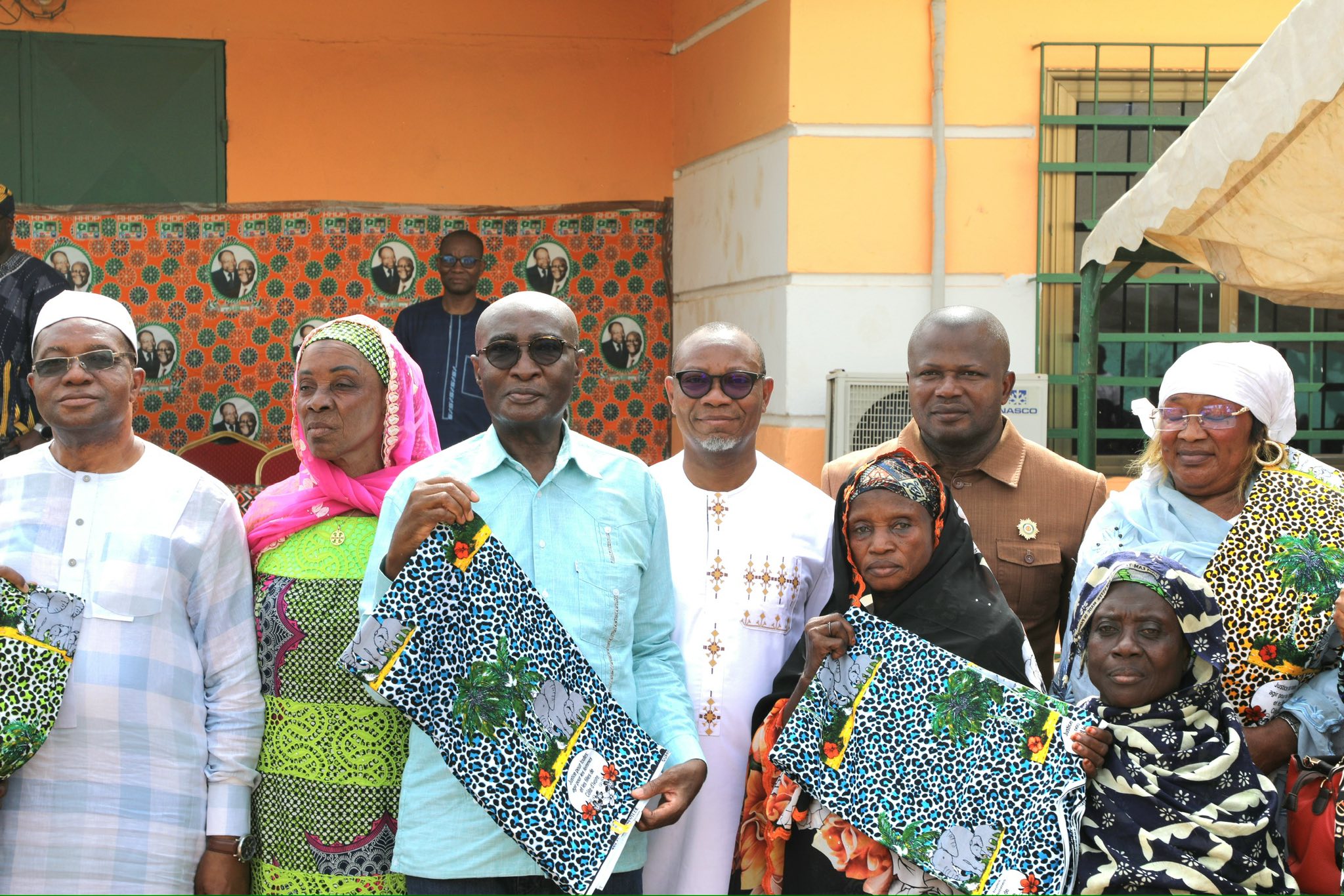 En prélude à la journée du 8 mars l’honorable Maizan Koffi Noël remet des pagnes aux femmes de Bondoukou