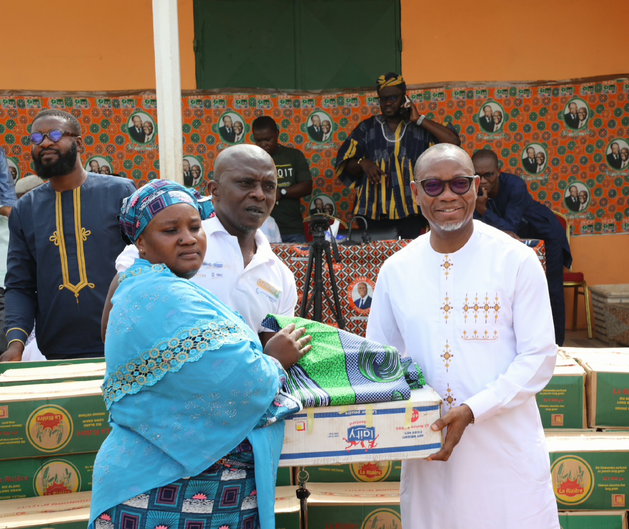 En prélude à la journée du 8 mars l’honorable Maizan Koffi Noël remet des pagnes aux femmes de Bondoukou