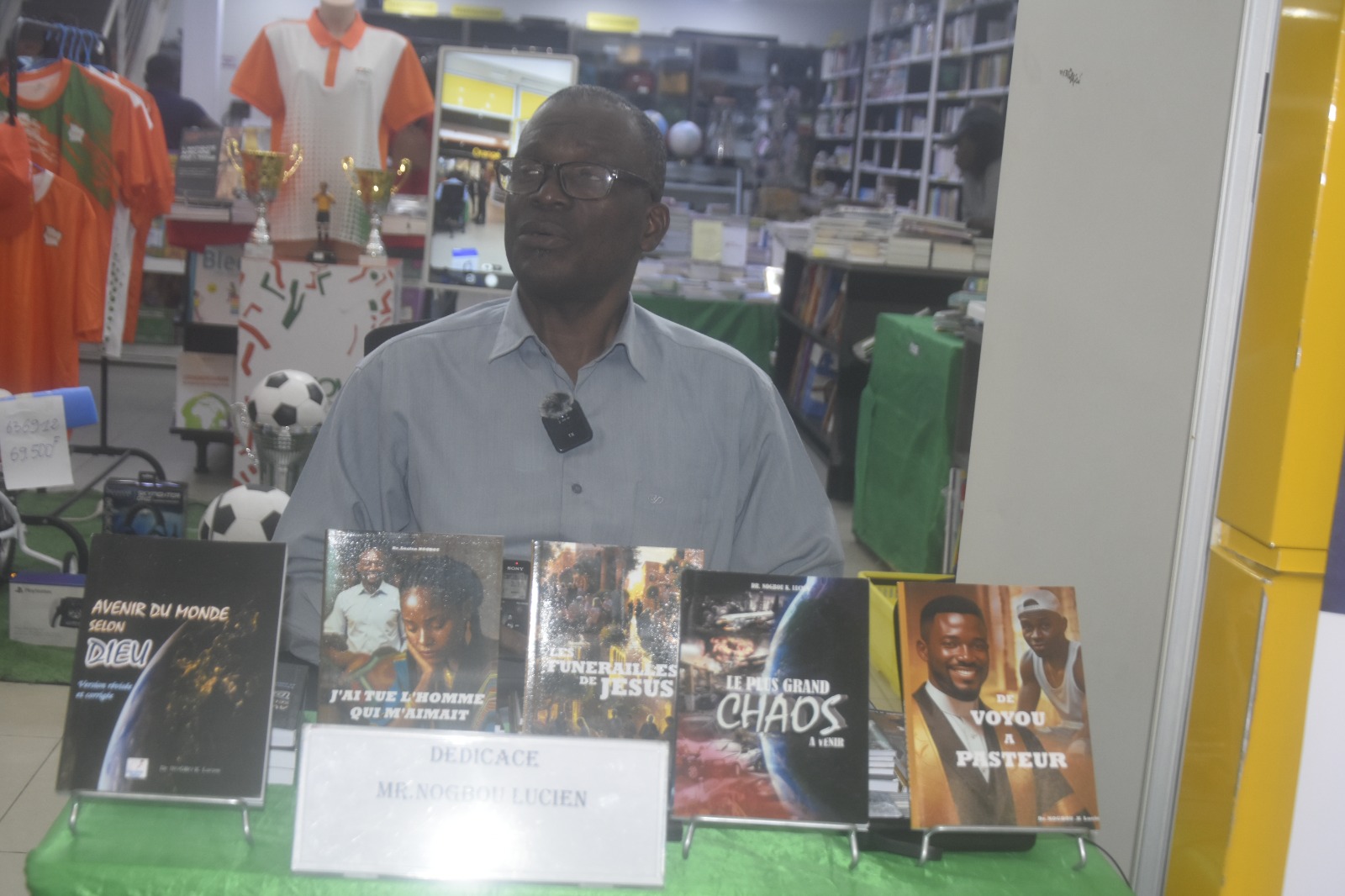 Le Dr Lucien Nogbou rencontre ses lecteurs à Yopougon avant Abidjan Mall pour sa tournée dédicace