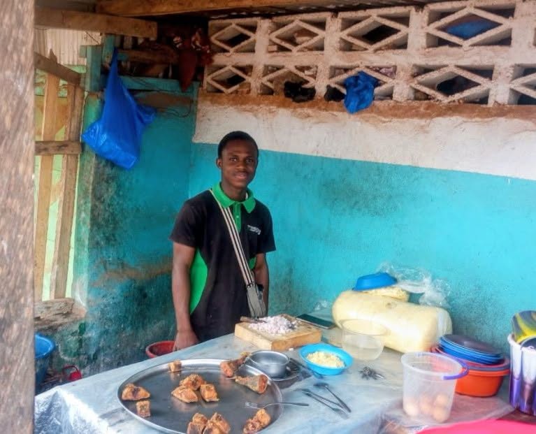 Vendeur de garba Obou Cédric Junior décroche la première place de sa classe avec 14,54 de moyenne