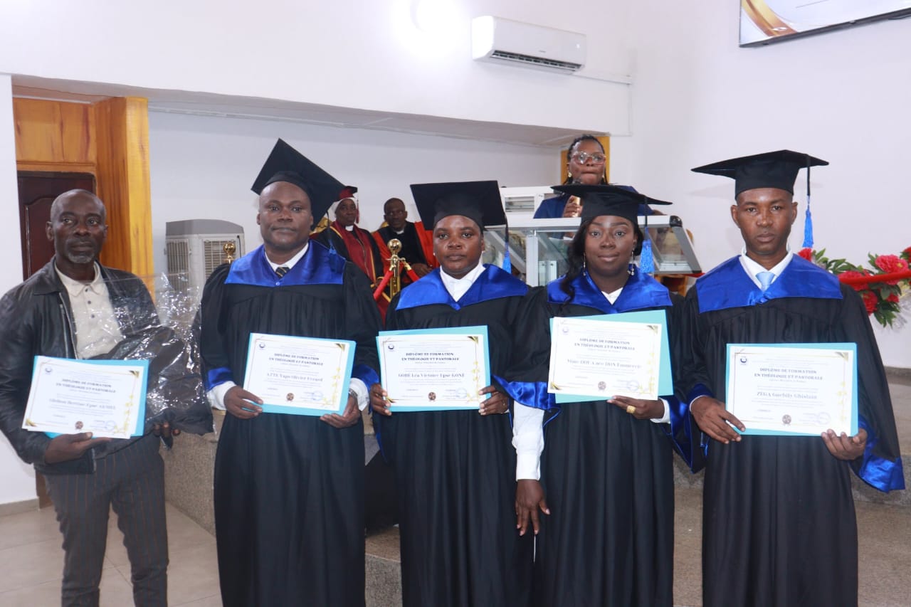 L’ESOM célèbre sa 7ème promotion avec 21 nouveaux diplômés en théologie pour les églises évangéliques
