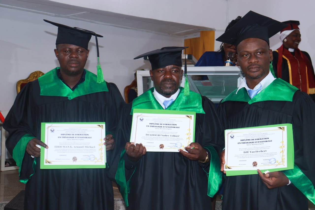 L’ESOM célèbre sa 7ème promotion avec 21 nouveaux diplômés en théologie pour les églises évangéliques